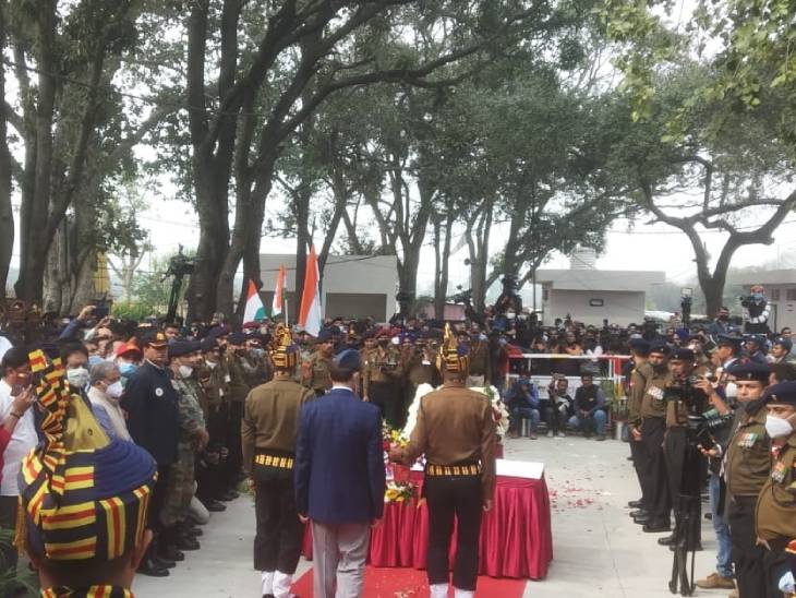 ग्रुप कैप्टन को तीनों सेनाओं ने श्रद्धांजलि दी।