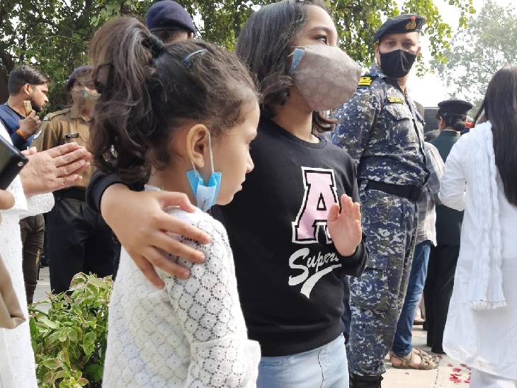 कैप्टन पिता को श्रद्धांजलि देने पहुंची बेटी (काली जैकेट में)।