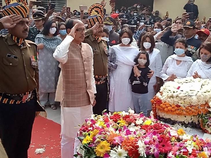 मुख्यमंत्री ने ग्रुप कैप्टन वरुण को सैल्यूट किया।