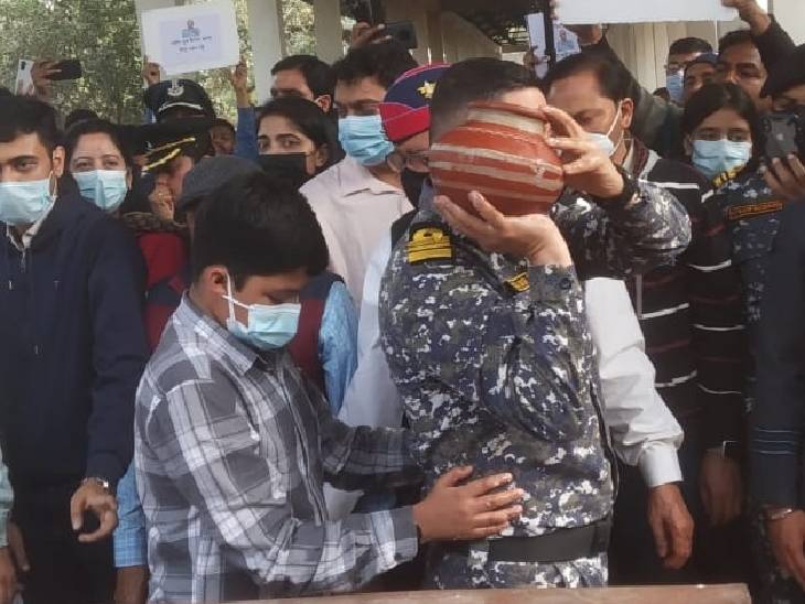 कैप्टन के बेटे और भाई ने क्रियाकर्म की रस्में निभाईं।