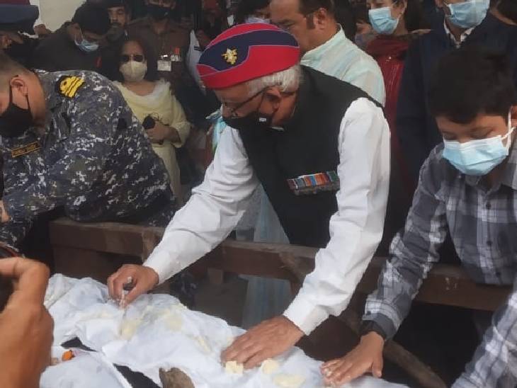 बेटे को विदाई देते समय पिता केपी सिंह भावुक हो गए।