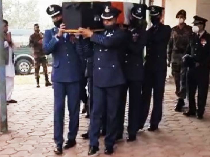 मिलिट्री हॉस्पिटल से पार्थिव देह विश्रामघाट ले जाई गई।