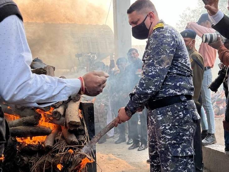 छोटे भाई तनुज सिंह और बेटे ने कैप्टन को मुखाग्नि दी।