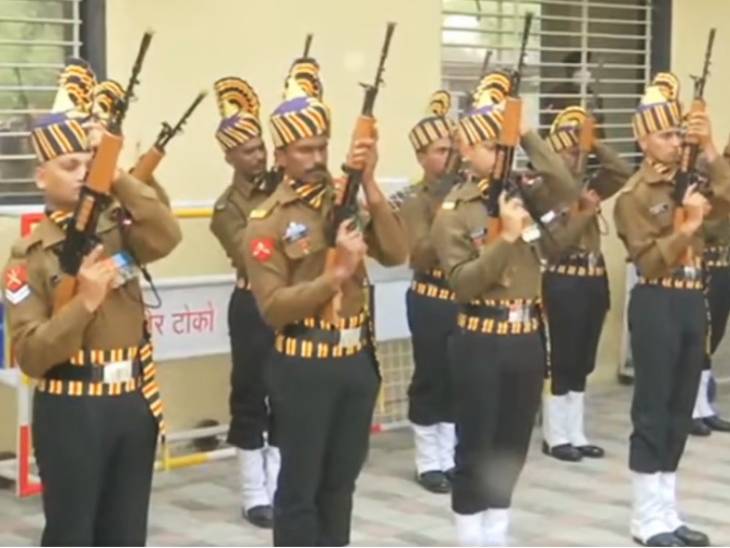 जवानों ने ग्रुप कैप्टन को गार्ड ऑफ ऑनर दिया।