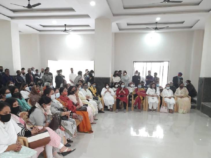 कैप्टन का परिवार और रिश्तेदार उन्हें अंतिम विदाई देते वक्त।