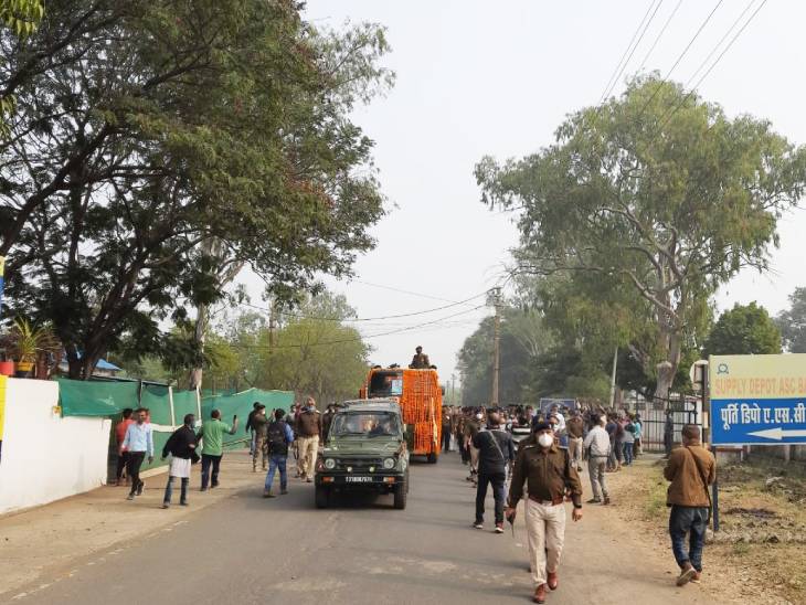 पूरे रास्ते लोगों ने सड़क किनारे खड़े होकर कैप्टन को श्रद्धांजलि दी।