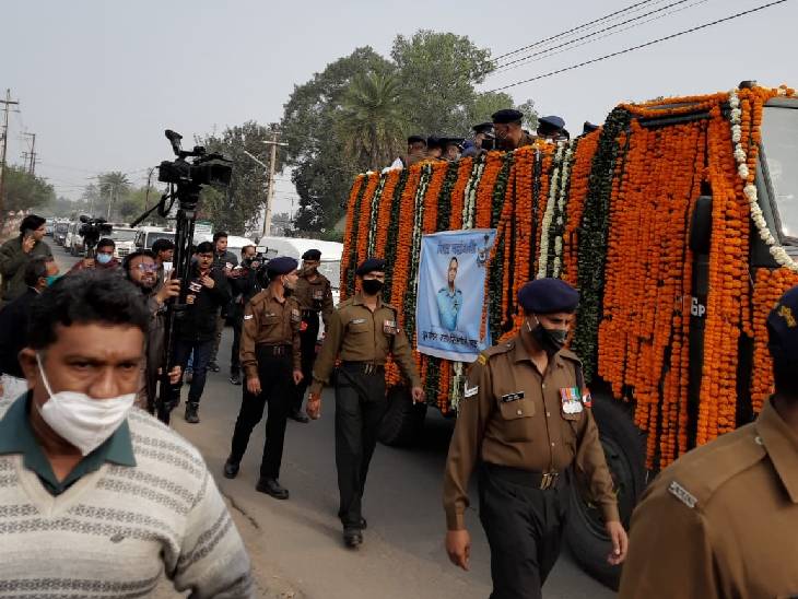 रास्ते भर वरुण सिंह अमर रहें के नारे गूंजे।