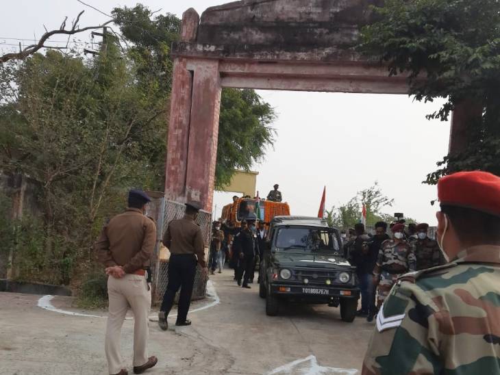 विश्रामघाट पर सेना के अधिकारी भी मौजूद रहे।