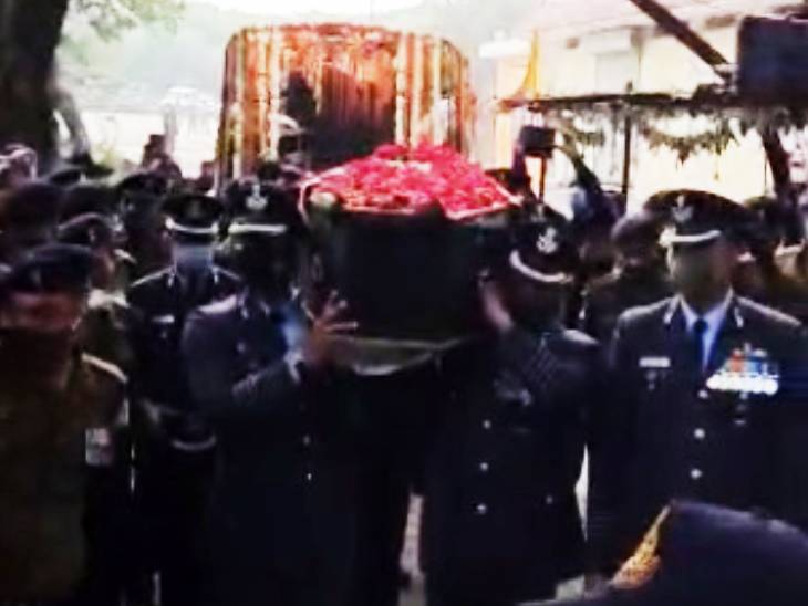 विश्राम घाट में पार्थिव देह सम्मान के साथ लाई गई।