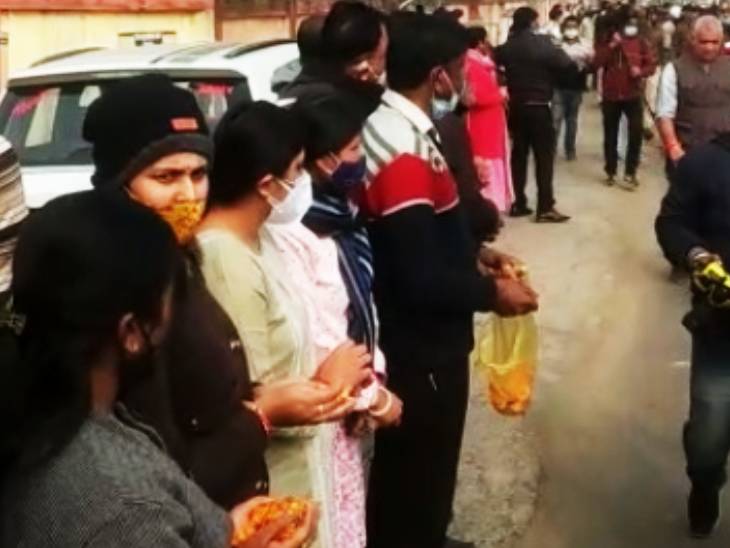 लोगों ने अंतिम यात्रा पर फूल बरसाए।