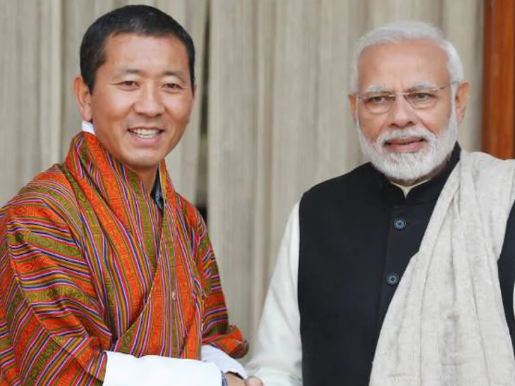 भूटान के प्रधानमंत्री लोटे शेरिंग के साथ PM मोदी (फाइल फोटो)