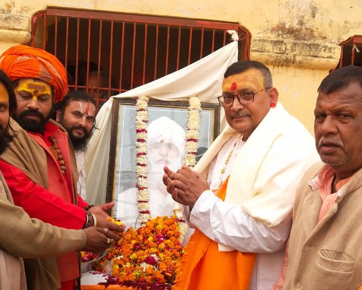 महंत कन्हैया दास को श्रद्धांजलि देते बहार के पूर्व डीजीपी गुप्तेश्वर पांडेय, महंत राजू दास व महंत जयराम दास