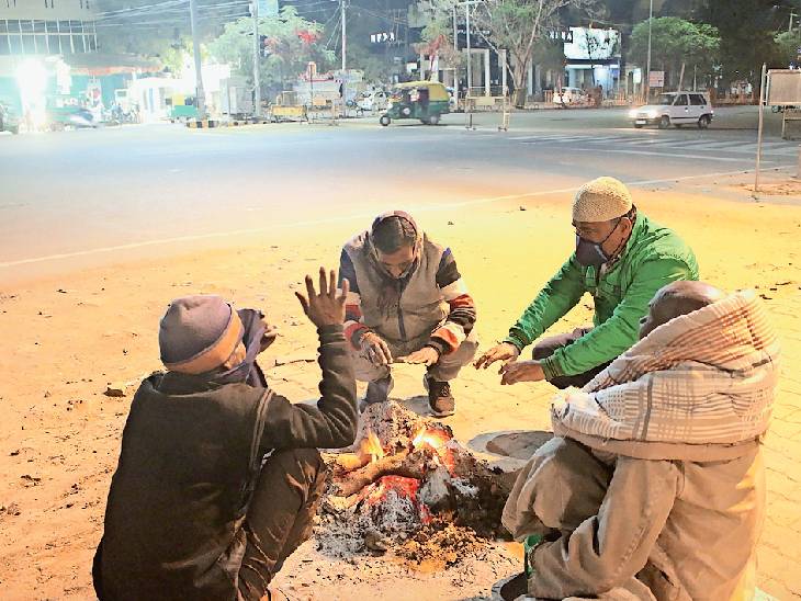 भोपाल में रात में सर्दी से बचने के लिए लोग अलाव के सहारे बैठे रहे।