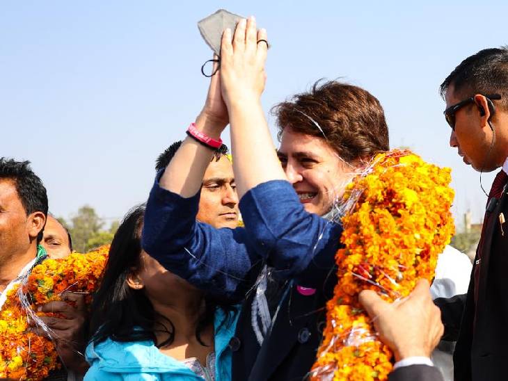 मंच पर प्रियंका का फूल-मालाओं से स्वागत किया गया।