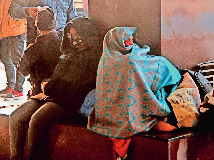 ग्वालियर रेलवे स्टेशन पर चहल-पहल कम थी। लोग गरम कपड़ों में पैक दिखे।