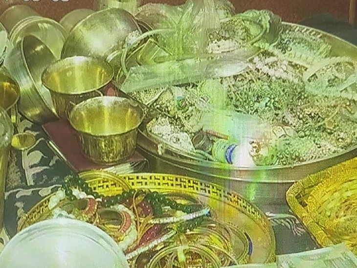 रेड में एग्जीक्यूटिव इंजीनियर के घर से मिले सोने-चांदी के जेवरात और बर्तन।