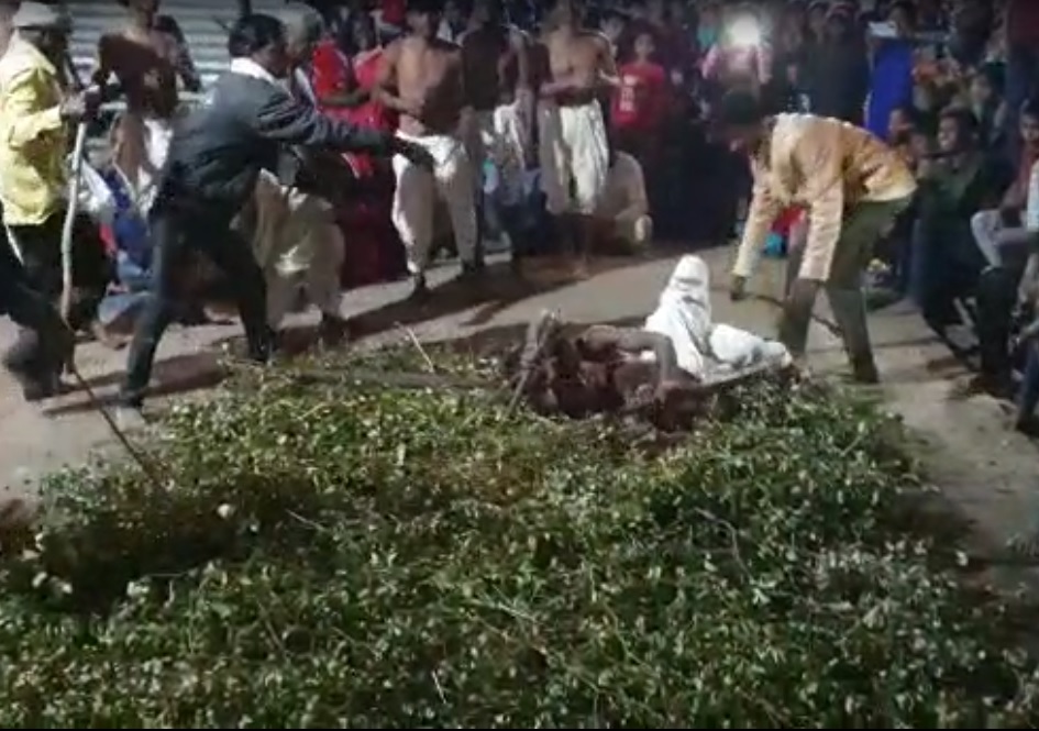 कांटों का बिस्तर बनाकर लगाते हैं लोट।