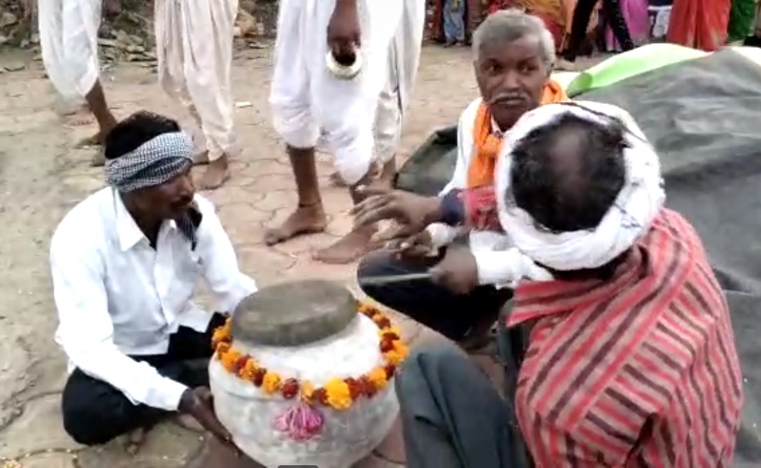 समाज के लोग दुख के साथ खुशी भी मनाते हैं।