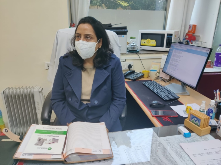 डॉ. एकता कहती हैं कि ओमिक्रॉन वैरिएंट के मामले सामने आ रहे हैं और ऐसी आशंका है कि अगले कुछ सप्ताह में ओमिक्रॉन ही प्रमुख वैरिएंट हो जाएगा।