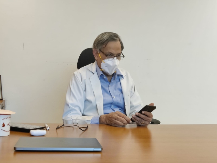 ILBS के निदेशक डॉ. शिवकुमार सरीन की नजरें अपने कंप्यूटर स्क्रीन पर टिकी हैं। वो दुनियाभर से मिल रही रिपोर्ट्स देख रहे हैं।