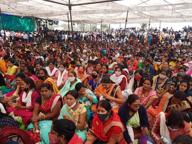 धरना स्थल पर मौजूद भीड़।