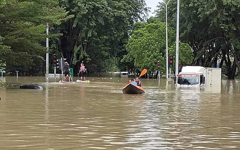 रेस्क्यू टीमें डूबे हुए घरों और गाड़ियों में फंसे हुए लोगों की तलाश कर रही है।
