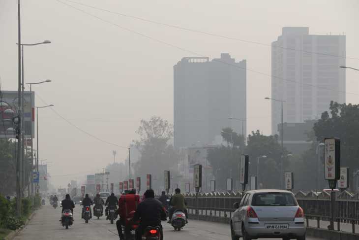 इंदौर में सोमवार को भी सर्द हवाओं ने लोगों को ठिठुरा दिया।