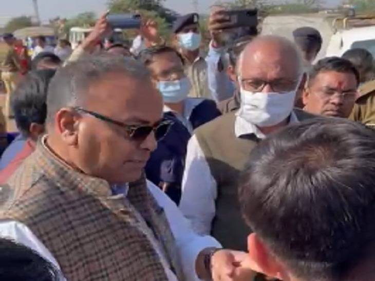 अजय चंद्राकर मतदान केंद्र के बाहर अफसरों से बात करते हुए।