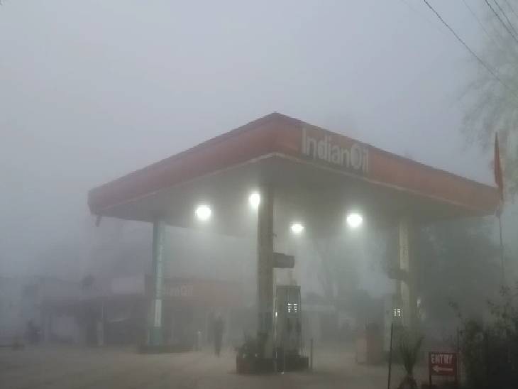 शाजापुर: कोहरे में छिपा पेट्रोल पंप। इस साल की ठंड ने तोड़ा सात सालों का रिकॉर्ड