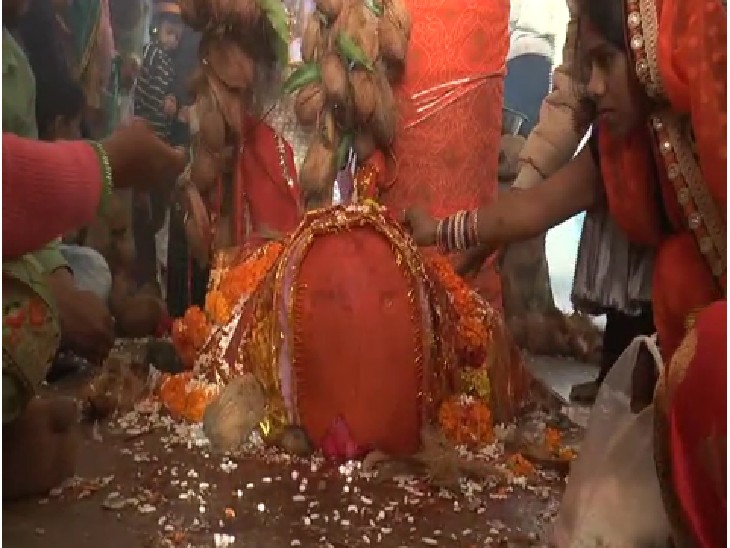 पूजा-अर्चना करते बाबा के भक्त।