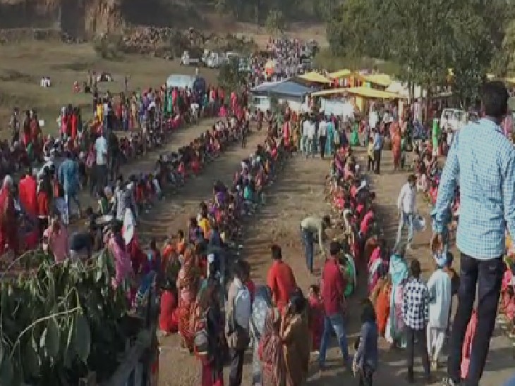 मप्र और महाराष्ट्र के कई जिलों के लोग महाभोज में शामिल होते हैं।