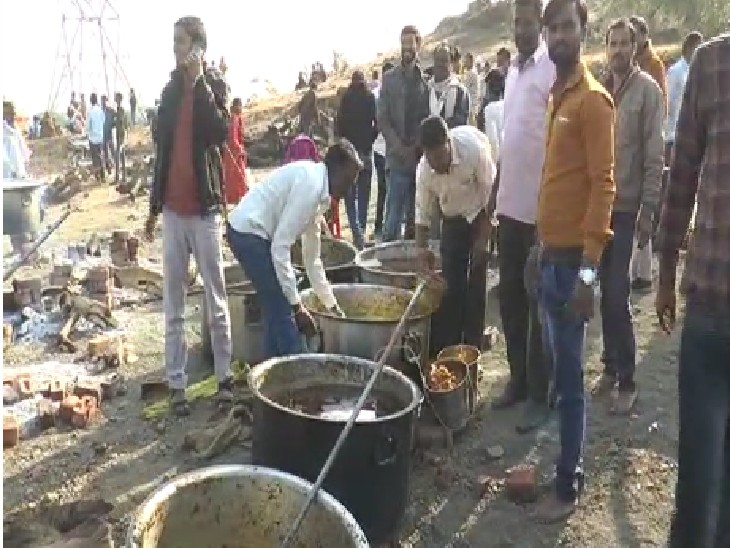 गांव के लोग मिलकर भोजन बनाते हैं।