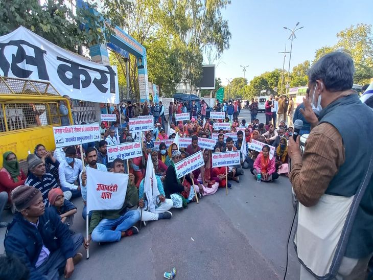 सम्बोधित करते वक्ता।