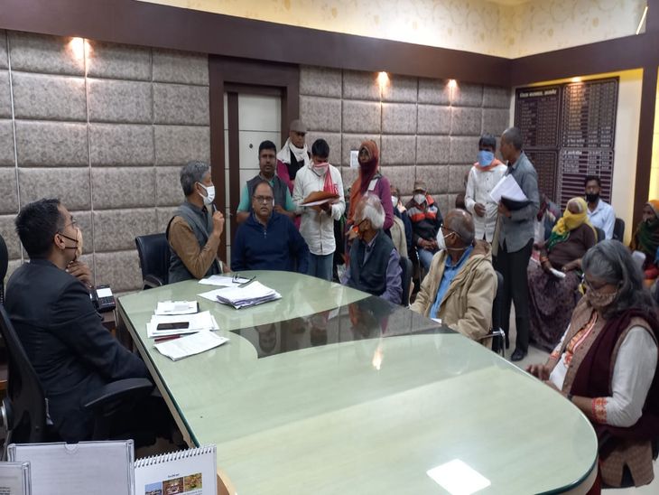 कलेक्टर को ज्ञापन।