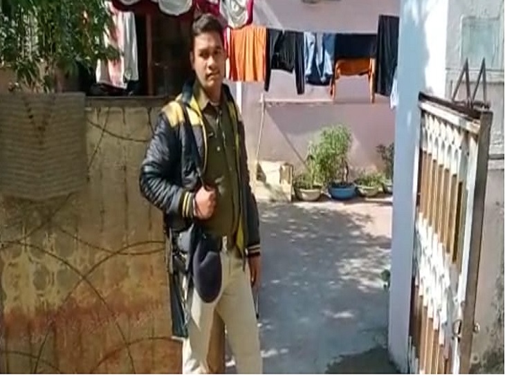 आयकर विभाग की छापेमारी के दौरान तैनात किए गए हैं जवान