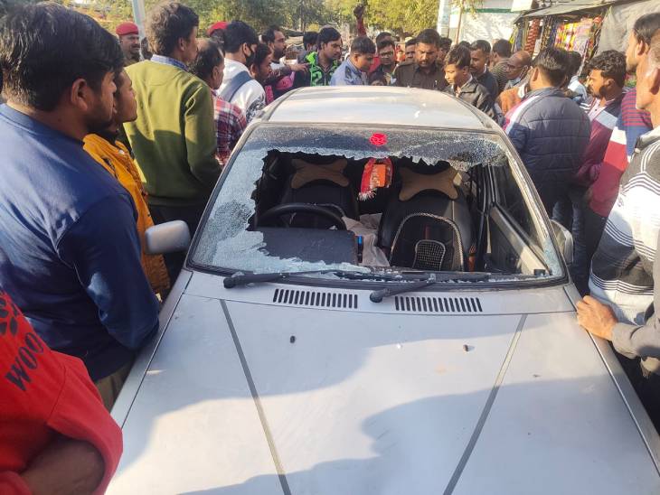 15 year old boy ran car in posh area, hits 5 bikes riders in jhansi
