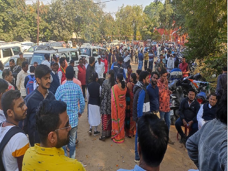 मतगणना के दाैरान कांग्रेस नेताओं के साथ ही कार्यकर्ताओं का लगा रहा जमावड़ा।