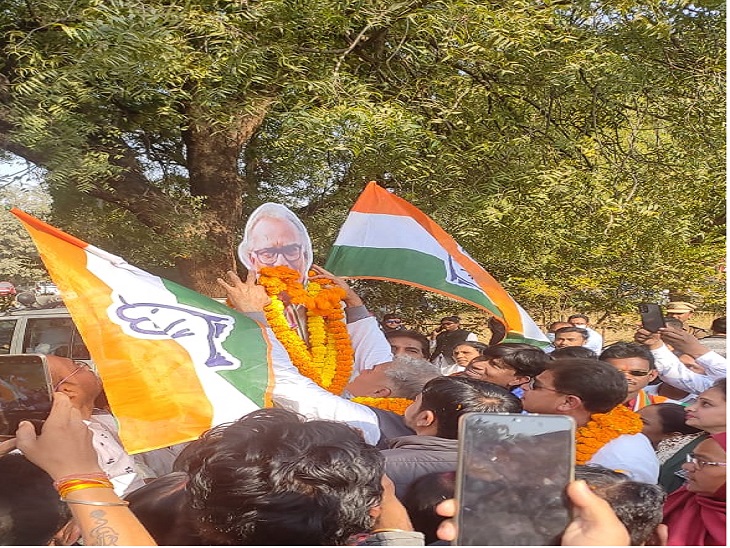 मतगणना में अपने बड़े भाई के नाम से जाना जाता है। श्रृखंला गफ्फार को माला पहनाई गई श्रीमता.