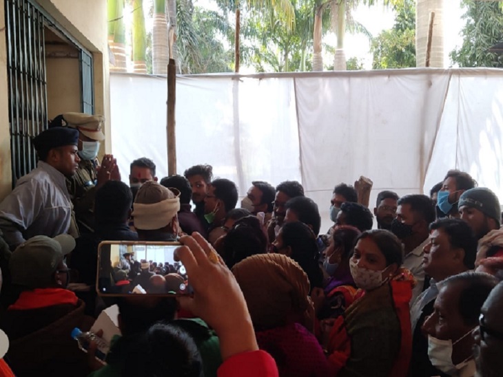 भिलाई नगर निगम के कल्याण कॉलेज में बनाए गए मतदान केंद्र में घुसने नहीं देने पर प्रत्याशियों और समर्थकों का हंगामा।