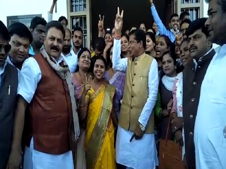 नीब में खुशी।