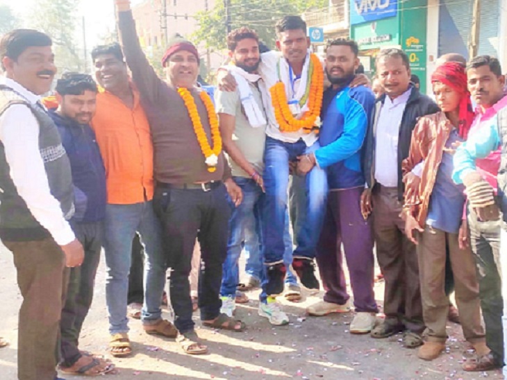 कुरुद में उत्कृष्ट बेहतर होने के बाद, उन्होंने उसे गोद में लिया।