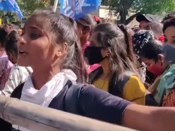 निर्मला और दूसरे स्टूडेंट्स मांगों को लेकर कलेक्ट्रेट पहुंचे थे।