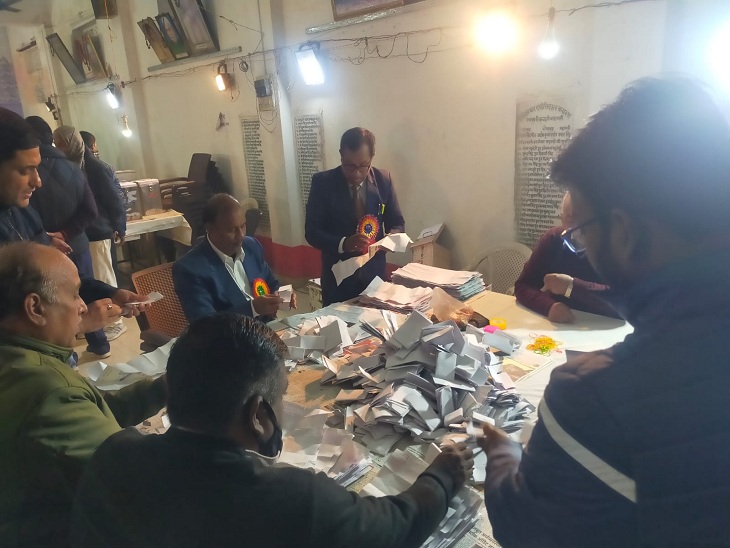 दी सेंट्रल बार एसोसिएशन के वार्षिक चुनाव के लिए मतगणना का काम दीवानी कचहरी में शुरू हो गया है। - Dainik Bhaskar