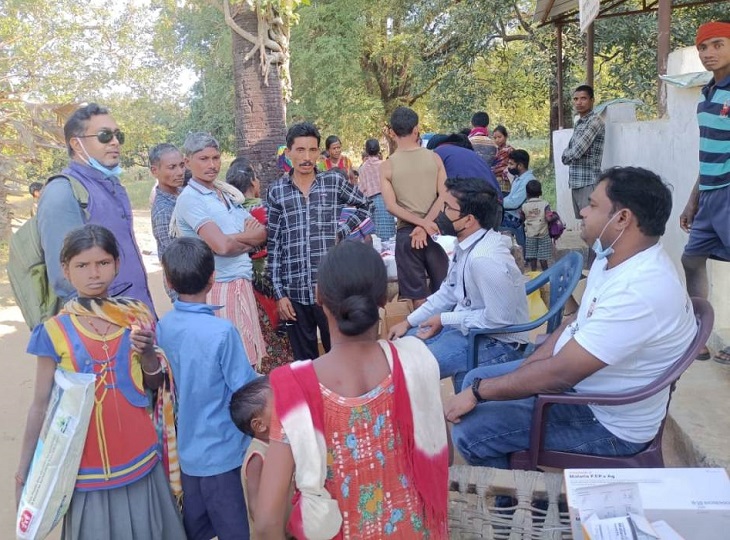 ग्रामीणों को मलेरिया से बचने के उपाय भी बताए गए।