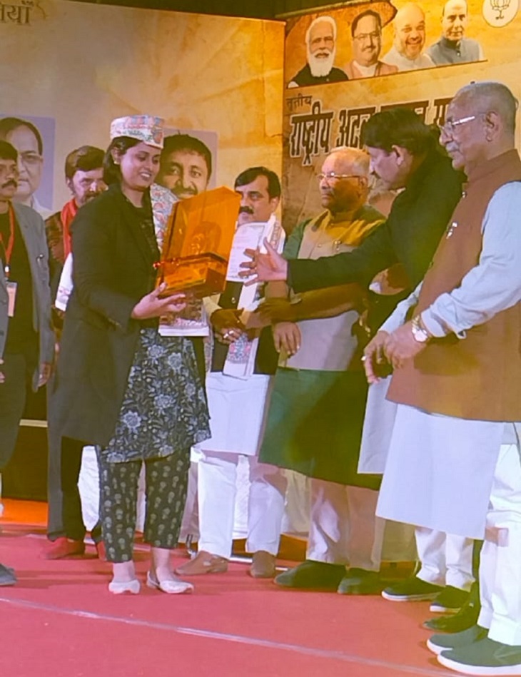 तीरंदाज और विधायक श्रेयसी सिंह पुरस्कार लेते हुए।