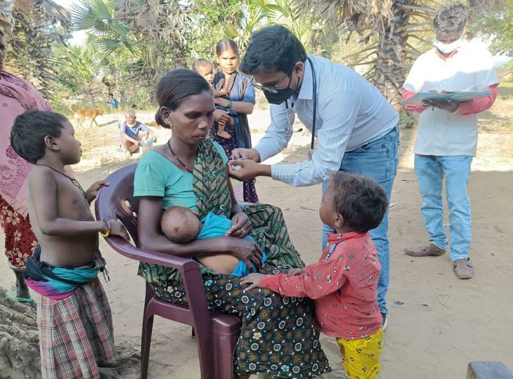 कई ग्रामीणों को कोरोना का टीका भी लगाया गया।