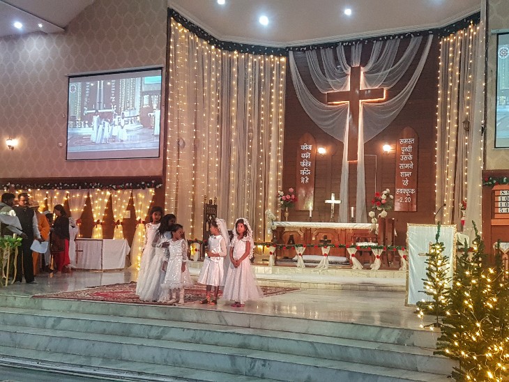 बच्चों ने चर्च पर परफॉर्मेंस दी।