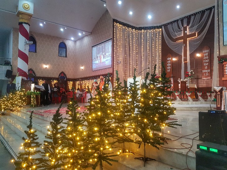 चर्च के भीतर सजवाट।