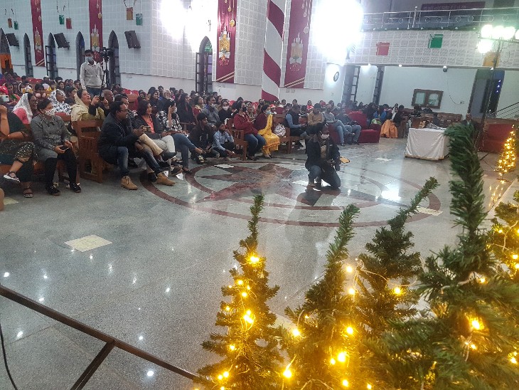 कार्यक्रम में शामिल लोग।