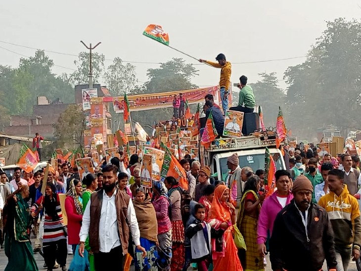 चौरीचौरा पहुंचे कानून मंत्री बृजेश पाठक सहित अन्य बीजेपी नेताओं का कार्यकर्ताओं ने भव्य स्वागत किया।